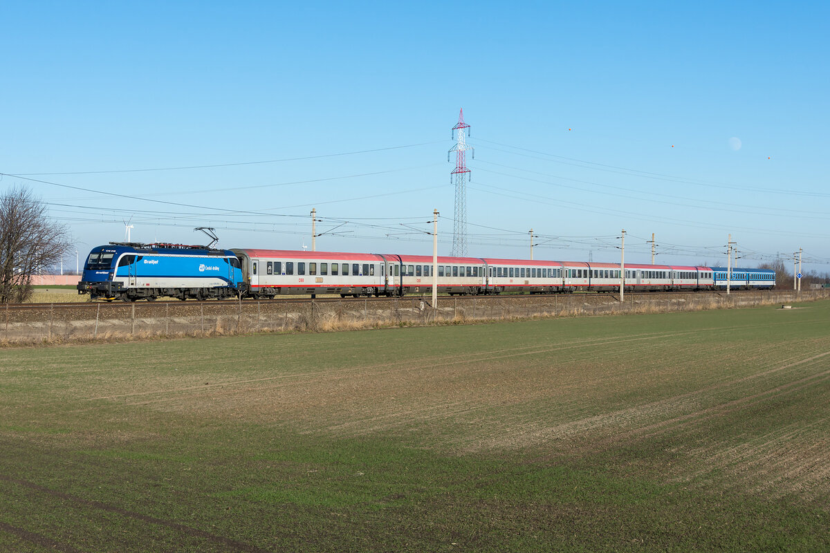 1216 249 war am 14.01.2022 mit dem EC 103 nach Wien Hauptbahnhof unterwegs. Die Aufnahme enstand in Wien kurz vor Süßenbrunn.