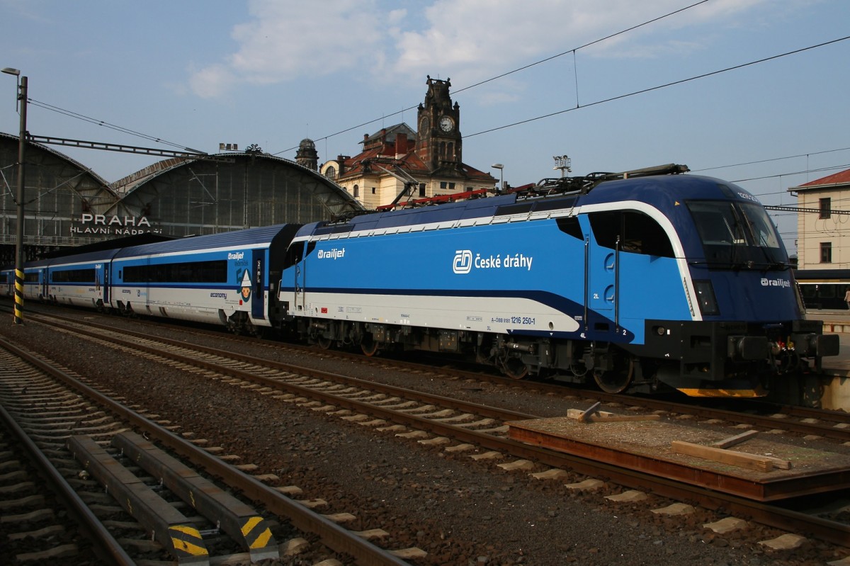 1216 250-1 Railjet der CD am 12.08.2015 im Prager HBF.