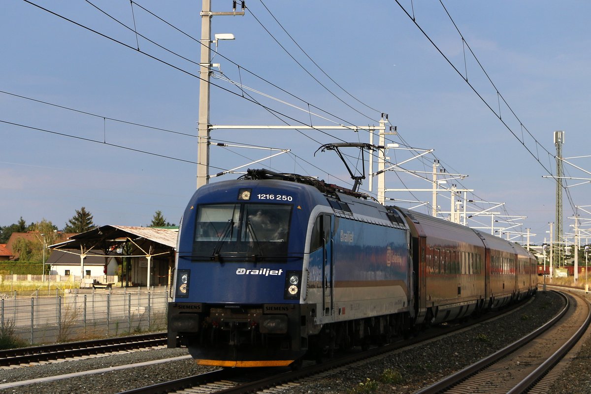 1216 250 beförderte RJ 77 am 2. September 2016 von Praha nach Bruck an der Mur und wurde im Bahnhof Neunkirchen aufgenommen. 