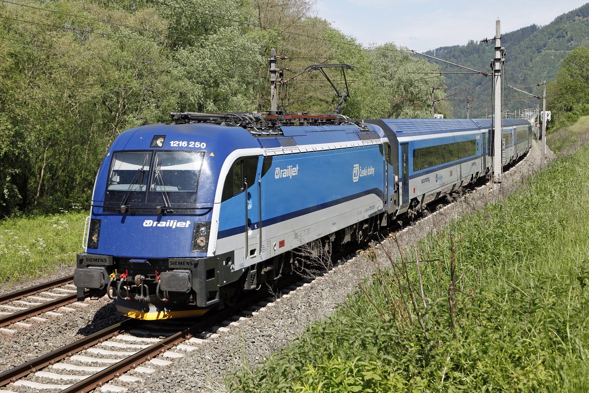 1216 250 mit Railjet 557 nahe Pernegg am 23.05.2016.