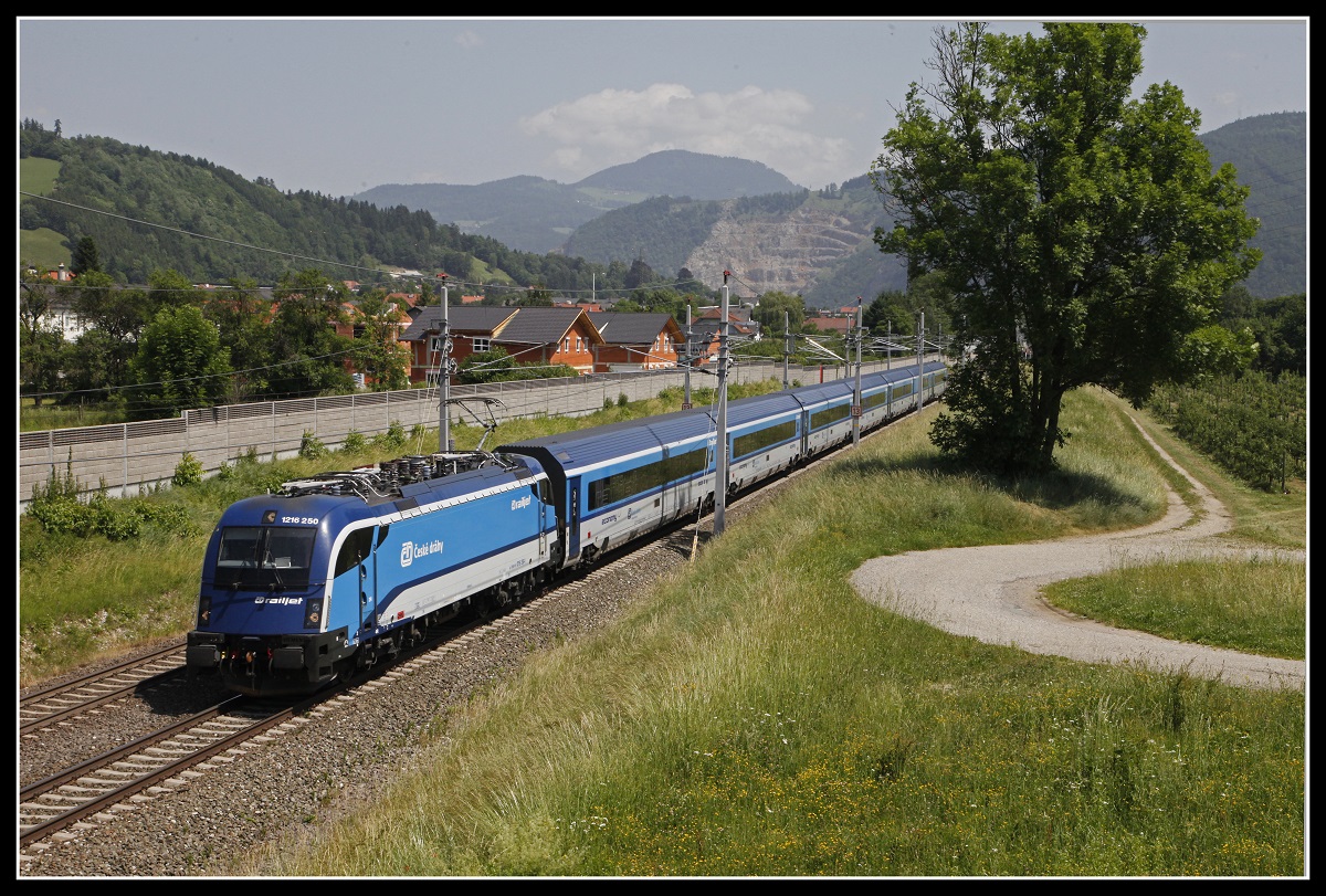 1216 250 mit Railjet bei Stübing am 13.06.2019.