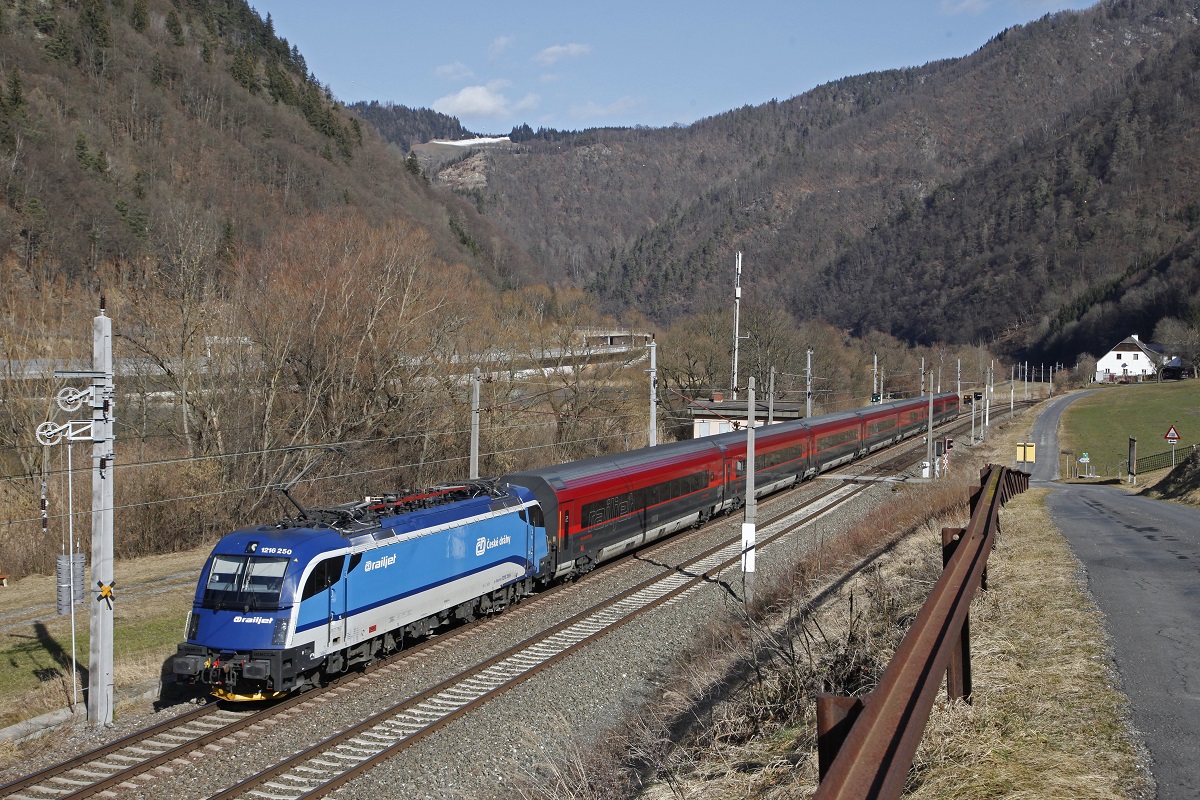 1216 250 mit Railjet zwischen Pernegg un Bruck/Mur am 20.02.2016.