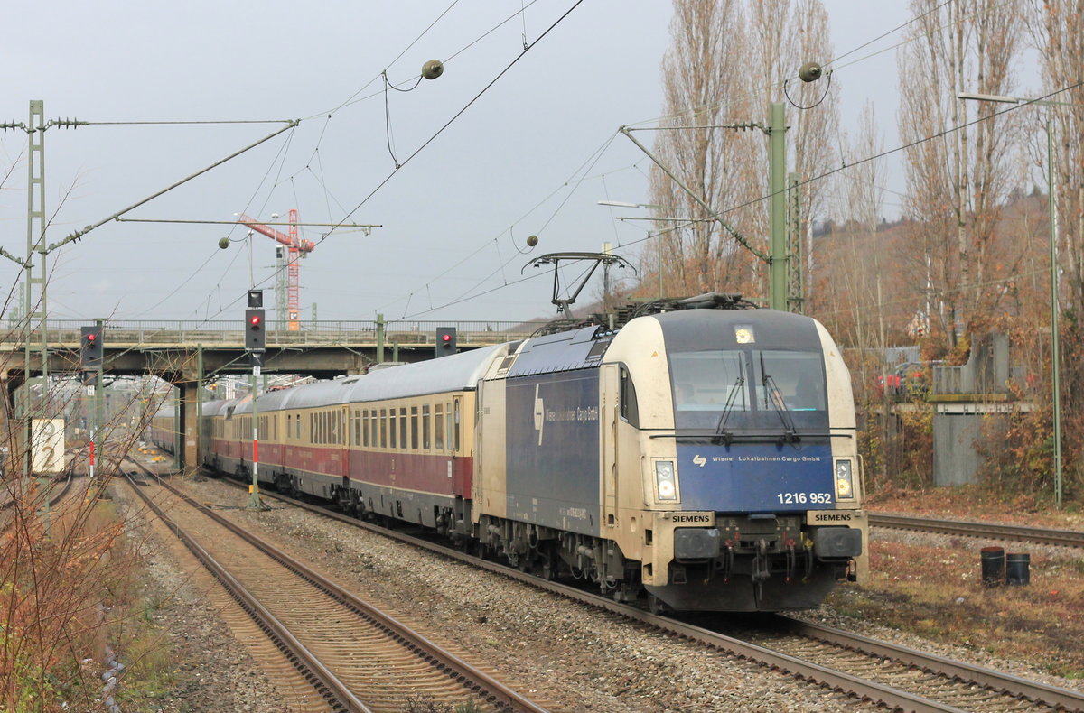1216 592 der Wiener Lokalbahn Cargo mit Rheingold-Sonderzug am 06.12.2018 in Stuttgart-Obertürkheim. 