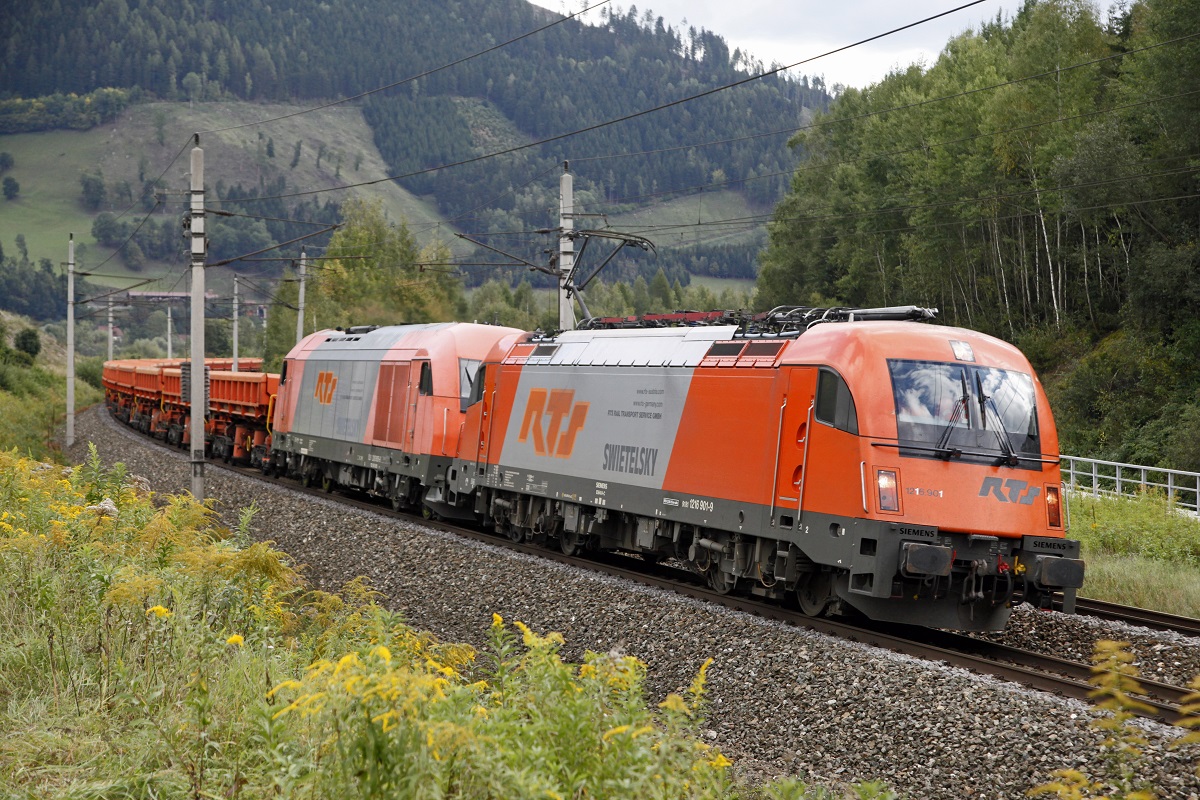 1216 901 + 2016.... von RTS mit Güterzug bei Oberaich am 28.09.2015.