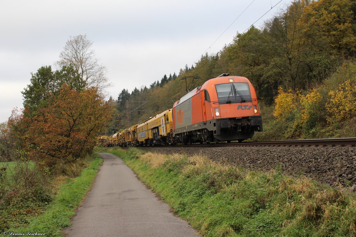 1216 901-9 RTS mit einem langen Bauzug bei Erzhausen am 06.11.2017
