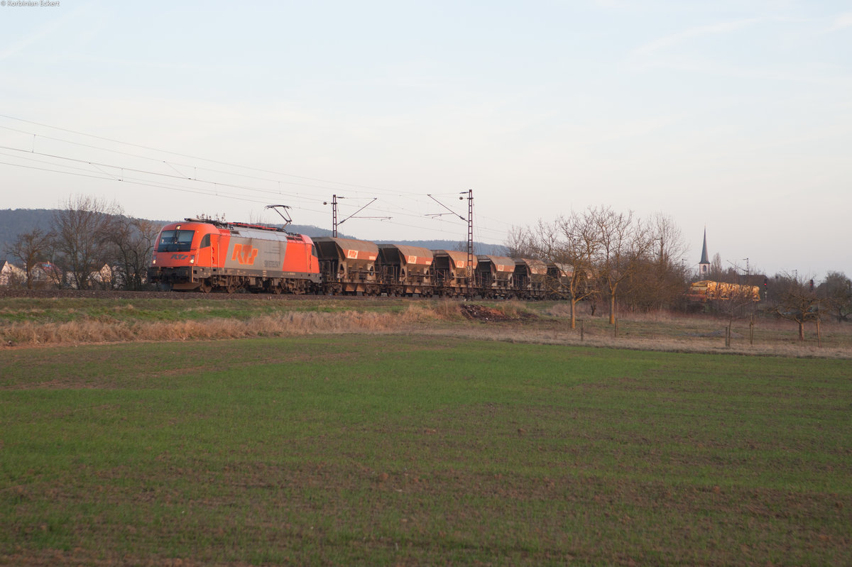 1216 901 der RTS mit einem RTS Bauzug bei Thüngersheim Richtung Gemünden, 16.03.2017