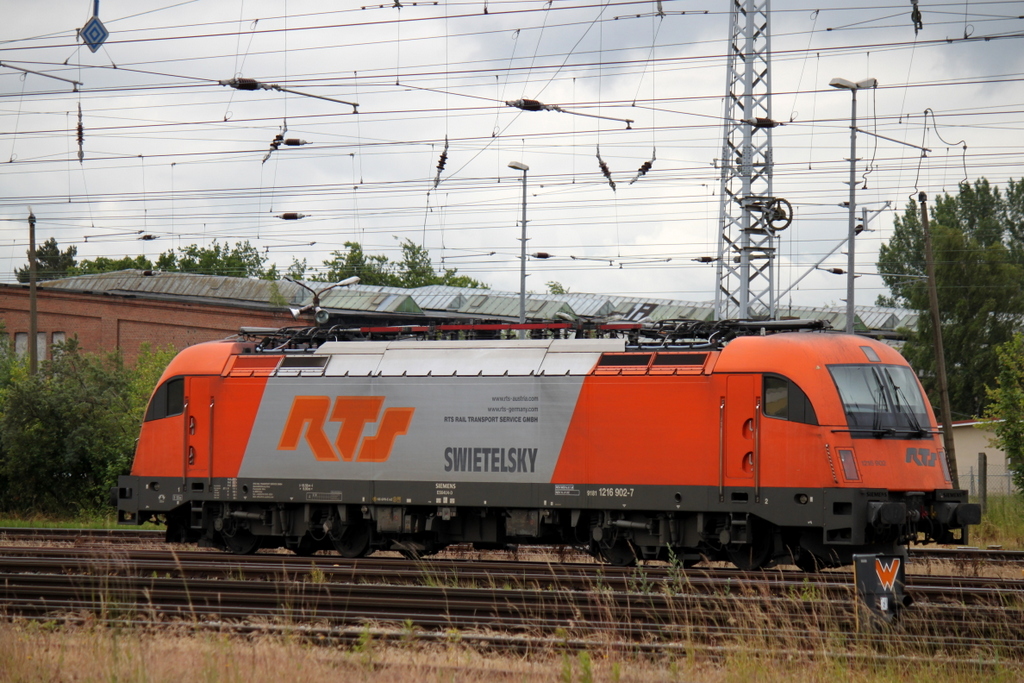 1216 902-7 der Firma RTS(Rail Transport Service GmbH)stand am 19.06.2015 abgestellt im Rostocker Hbf