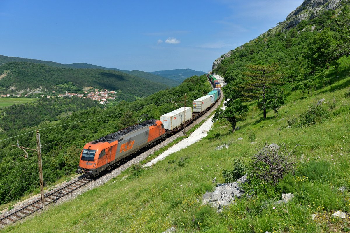 1216 902 mit einem Containerzug am 24.05.2018 bei Hrastovlje.