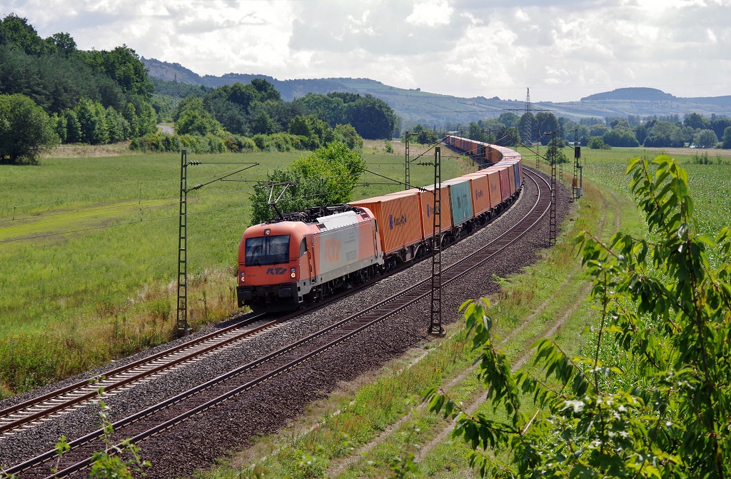 1216 902 RTS mit Containerzug am 13.08.2013 bei Harrbach gen Gemnden am Main. 