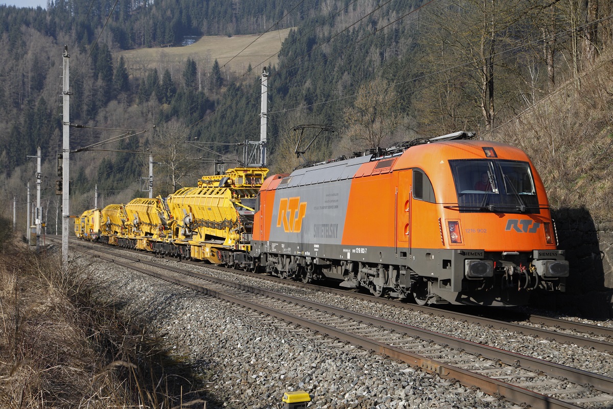 1216 902 von RTS zieht am 26.02.2014 einen Bauzug bei Wartberg im Mürztal Richtung Mürzzuschlag.