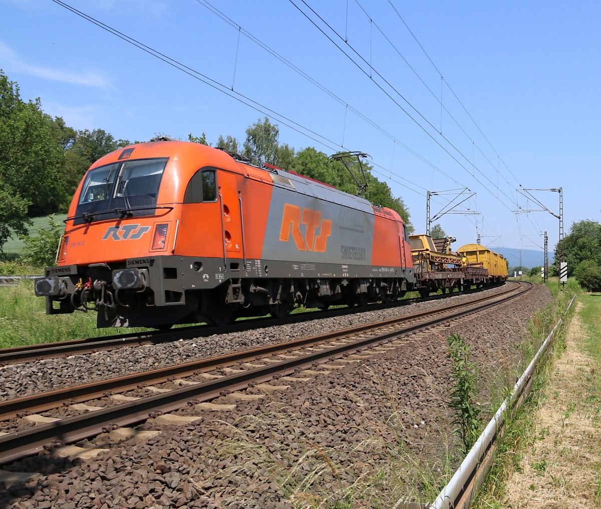 1216 903-5 der RTS mit Bauzug in Fahrtrichtung Süden. Aufgenommen bei Wehretal-Reichensachsen am 09.06.2014.