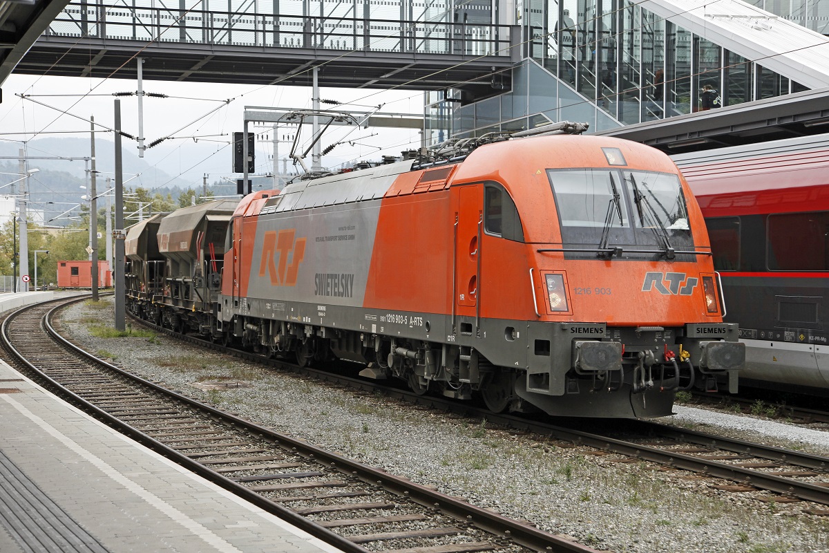 1216 903 fhrt am 4.10.2013 mit einem Gterzug durch Bruck/Mur.