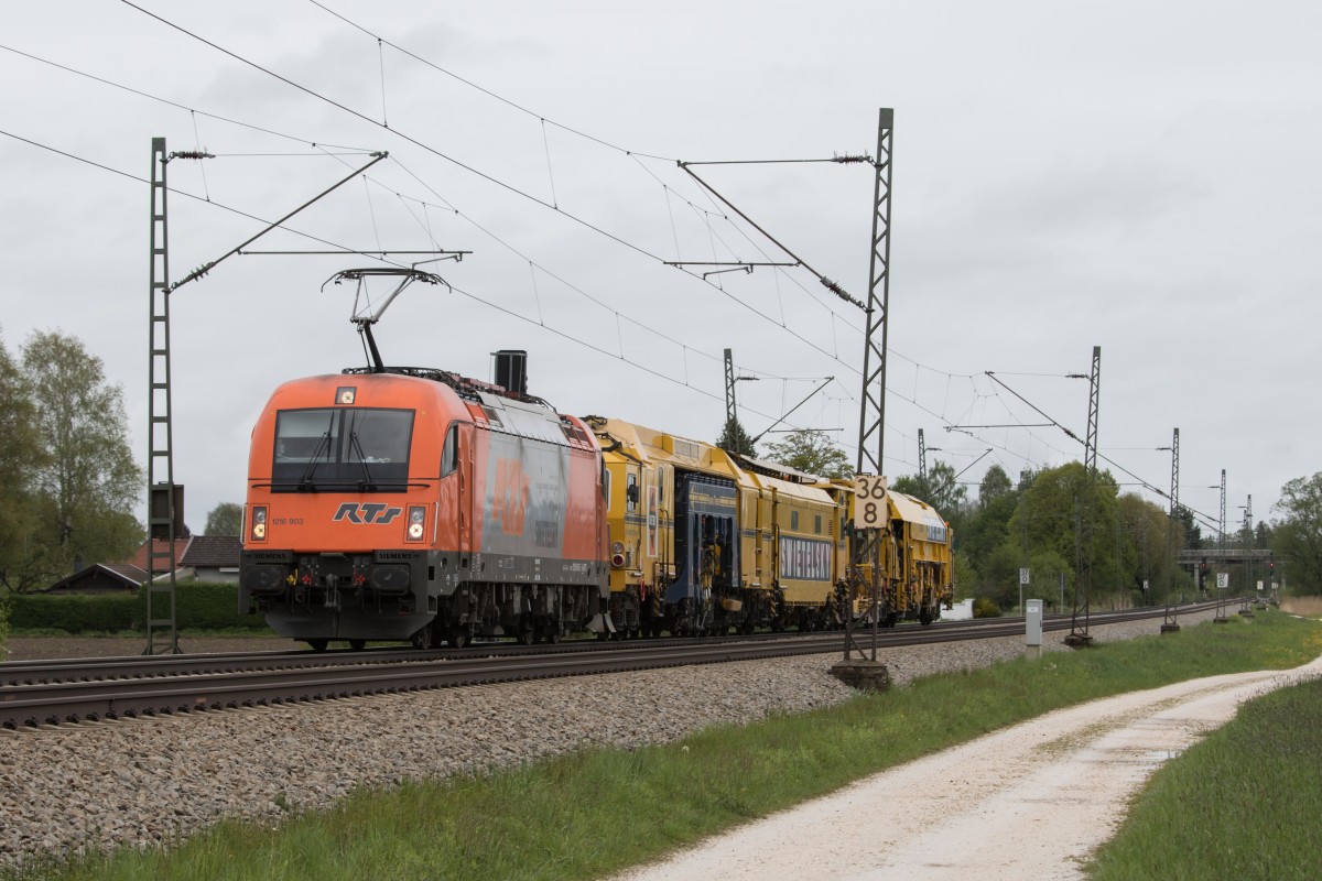 1216 903 von RTS mit einem Bauzug am 3. Mai 2015 bei Übersee.
