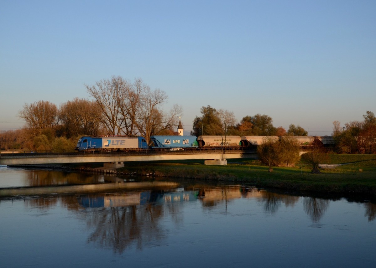 1216 910 mit einem Getreidezug am 31.10.2013 auf der Isarbrcke bei Plattling.