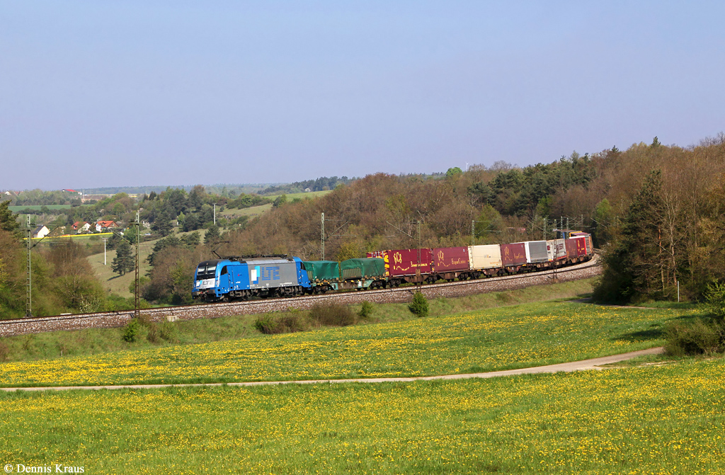 1216 910 mit einem KLV Zug am 24.04.2014 bei Edlhausen.