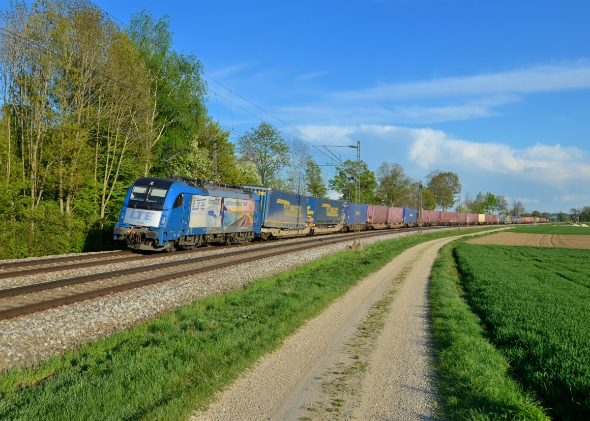 1216 910 mit einem KLV am 27.04.2015 bei Langenisarhofen. 