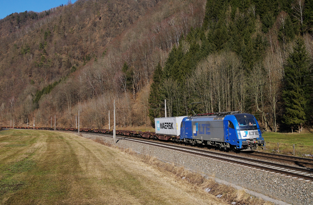 1216 910 war am 25.02.2012 mit dem LTE-Güterzug 93001 nach Spielfeld-Straß unterwegs,
und wurde von mir am Stausee unweit von Pernegg fotografiert.