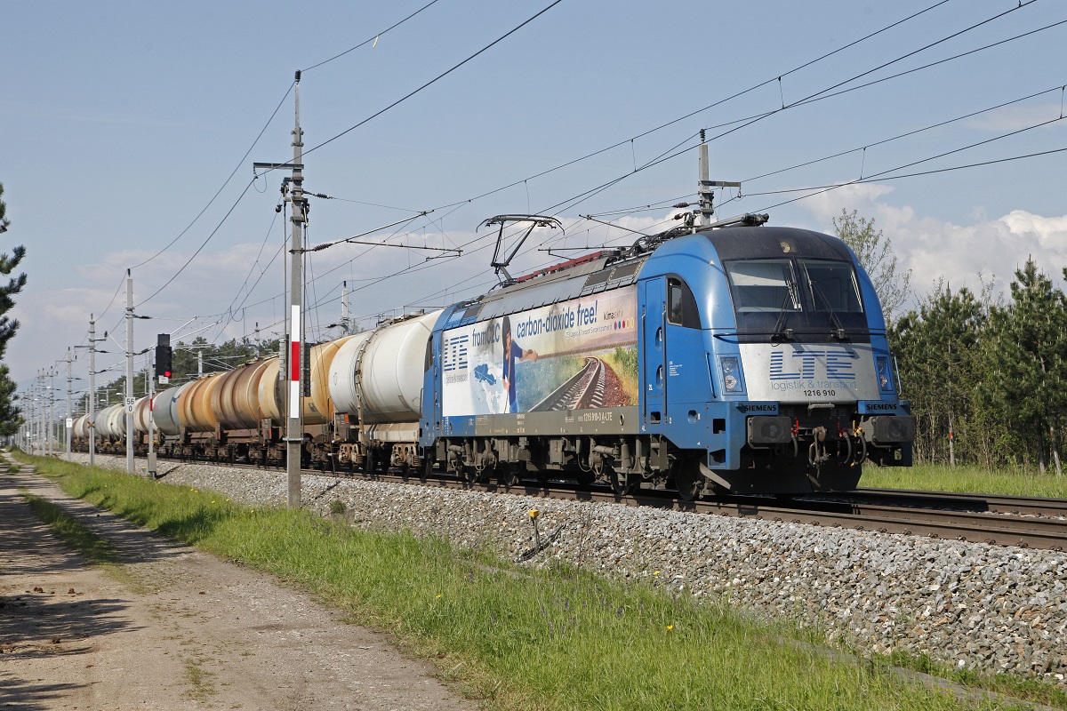 1216 910 zieht am 17.05.2017 einen Güterzug bei St.Egyden durch die Neunkirchner Allee.