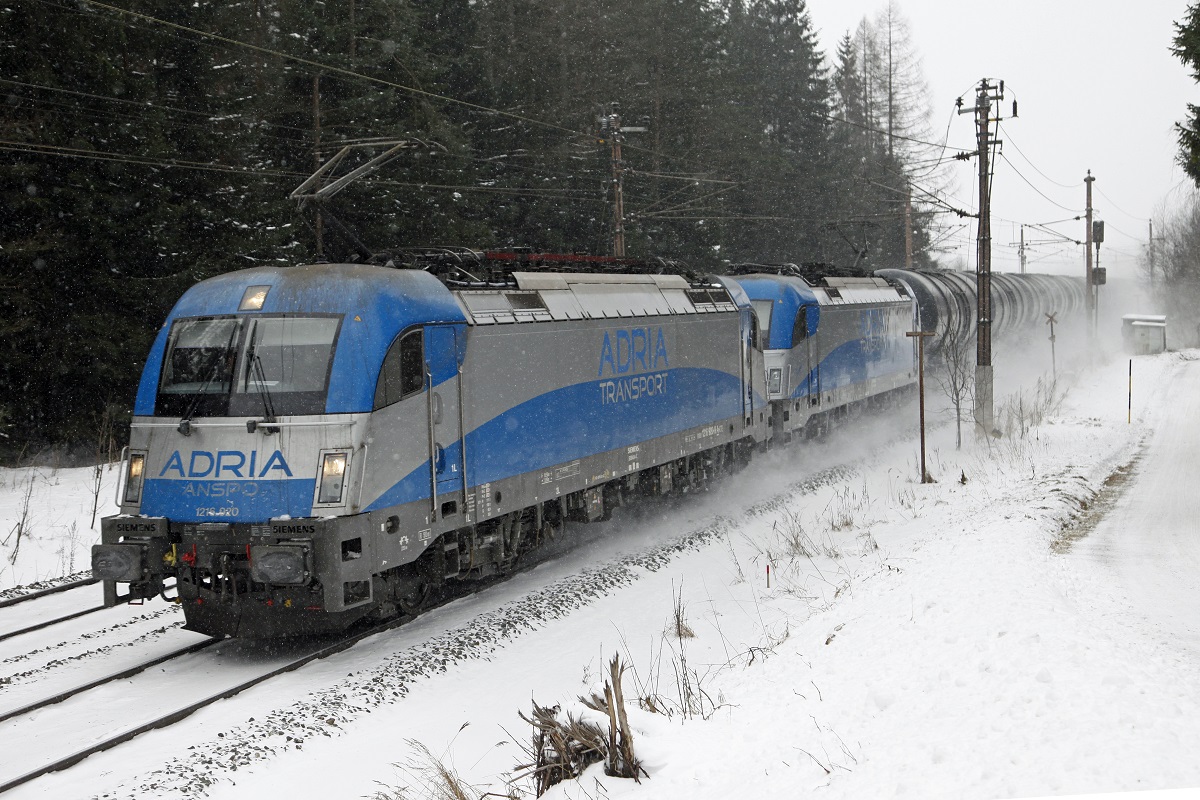 1216 920 + 1216.... haben am 29.12.2014 mit einem Güterzug soeben das Einfahrsignal des Bahnhofes Semmering passiert.