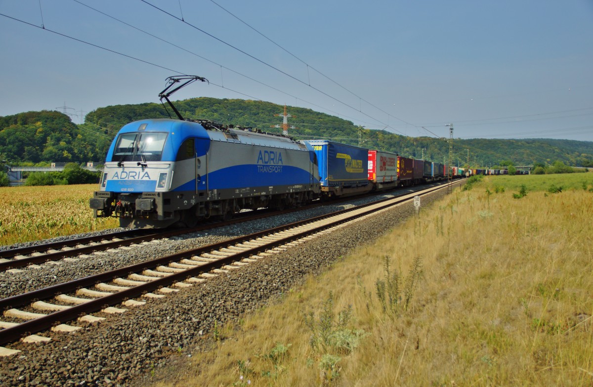 1216 920-9 ist von Adria Transport am 12.08.15 mit einen Aufliegerzug bei Harrbach in Richtung Süden unterwegs.