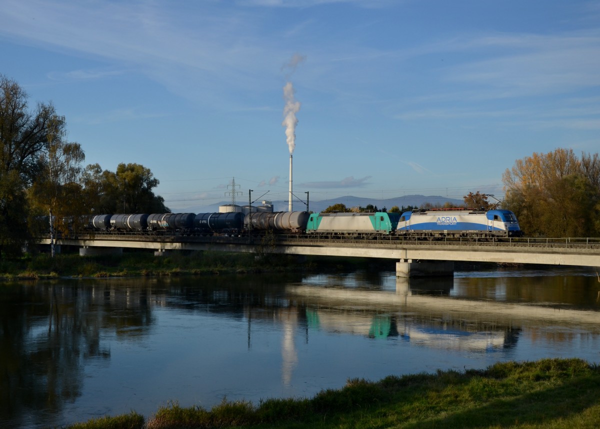 1216 921 + 185 607 mit einem Kesselzug am 24.10.2013 auf der Isarbrcke bei Plattling.