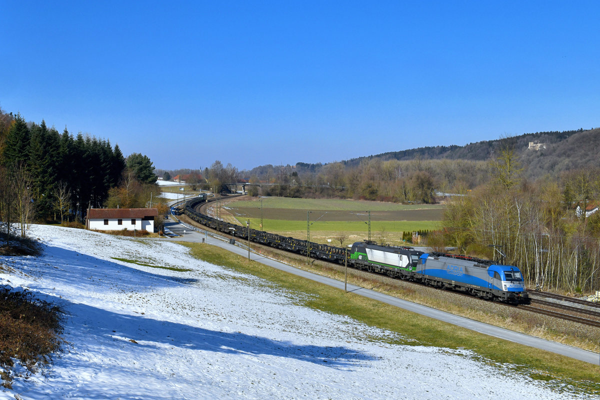 1216 921 + 193 264 mit dem Kupferanodenzug am 25.02.2018 bei Vilshofen. 