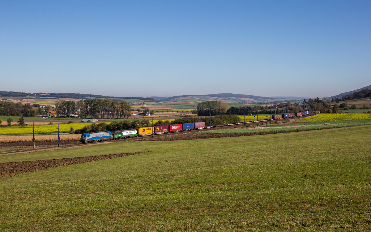 1216 921 von AdriaTransport und 193 832 der Rurtalbahn fahren mit einem KLV bei Ollersbach in Richtung St. Pölten, aufgenommen am 16. Oktober 2017.