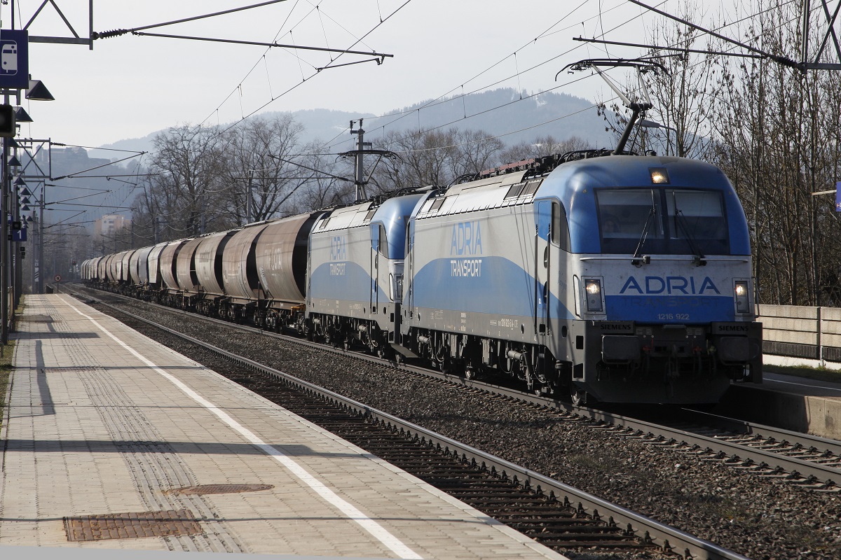 1216 922 + 1216 9.. fahren am 26.02.2014 mit einem Güterzug durch die Haltestelle Kapfenberg Fachhochschule.