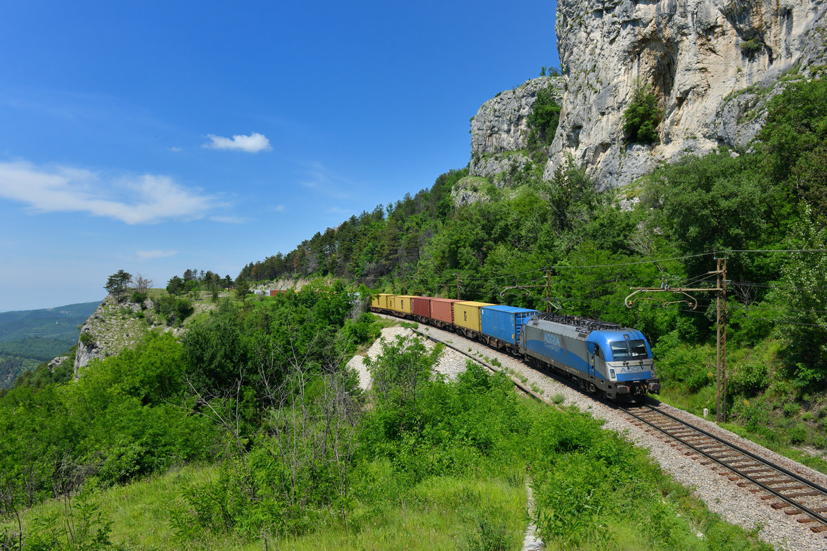 1216 922 mit einem Containerzug am 26.05.2018 bei Loka. 