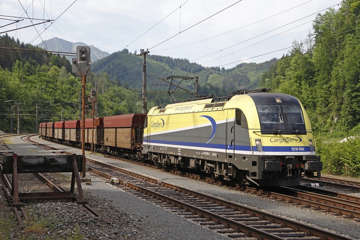 1216 930 durchfährt am 28.05.2015 mit einem Güterzug den Bahnhof Weissenbach-St.Gallen.