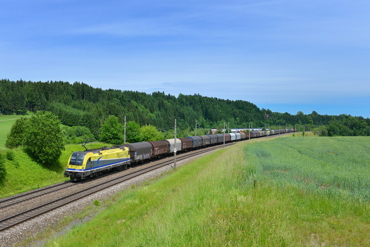 1216 930 mit einem Stahlzug am 08.06.2017 bei Pöndorf.