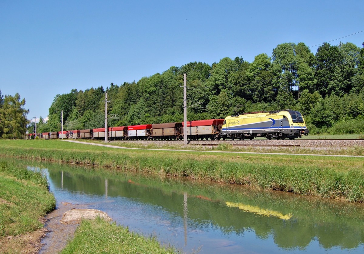 1216 932 ist am 07.06.2014 mit dem umgeleiteten Erzzug 61013 in Wartberg an der Krems durchgefahren.