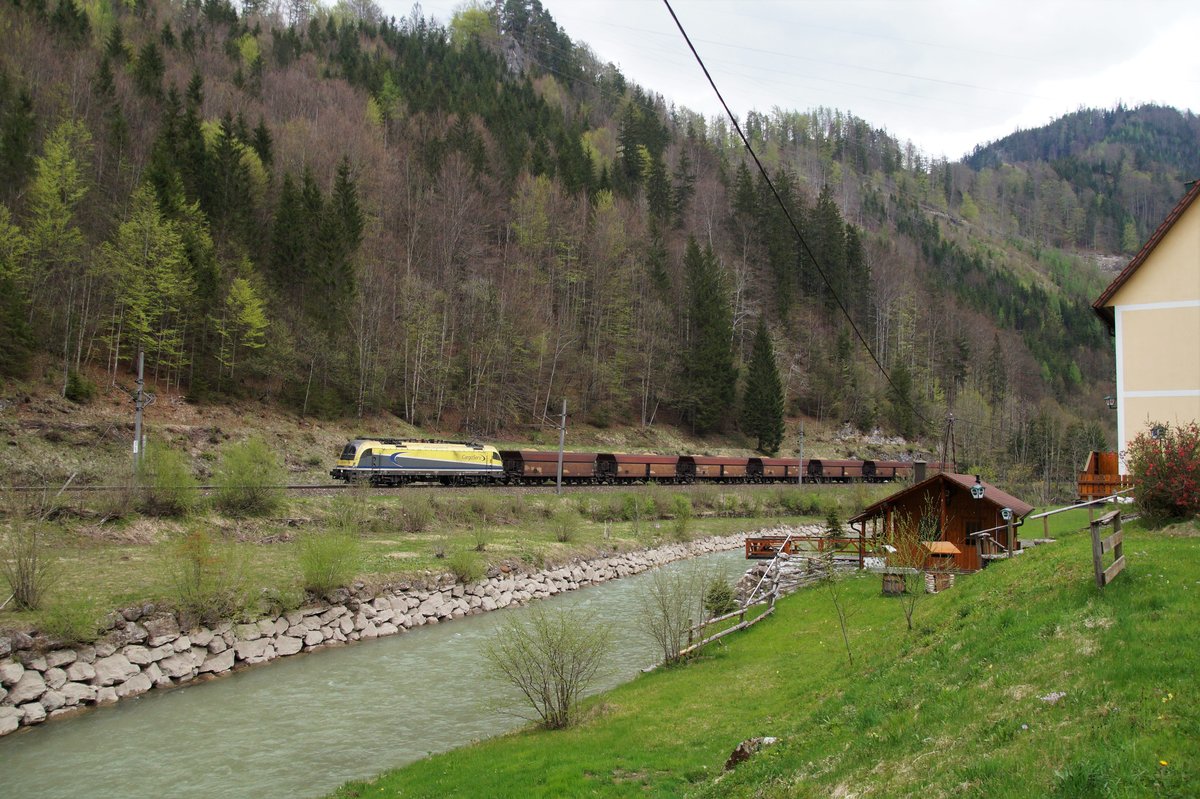 1216 932 der CargoServ mit schwerem Sandzug bei Jassingau (Strecke Eisenerz-Hieflau; Steiermark). 
23.04.2019