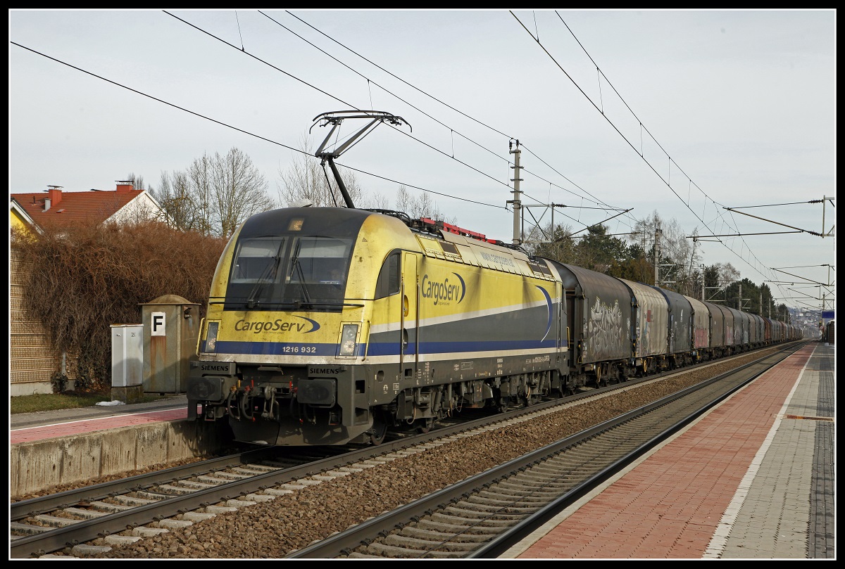 1216 932 mit Güterzug in Pasching am 30.01.2019.