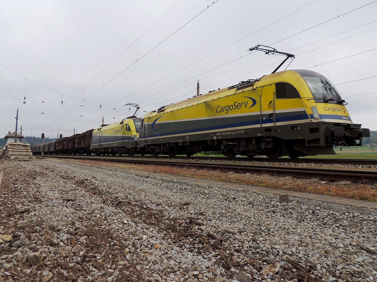 1216 933-2 von CargoServ zieht bei trüben Frühlingswetter mit Unterstützung einer Schwester einen Güterzug bei Redl-Zipf in Richtung Linz; 160512