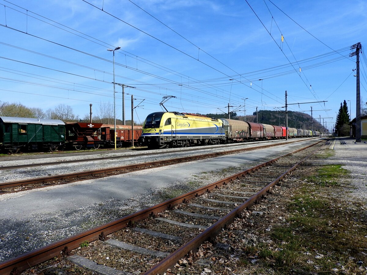 1216 933-2 von CargoServ; zieht einen Ganzgüterzug durch den Bhf. Timelkam in Richtung Salzburg; 240320