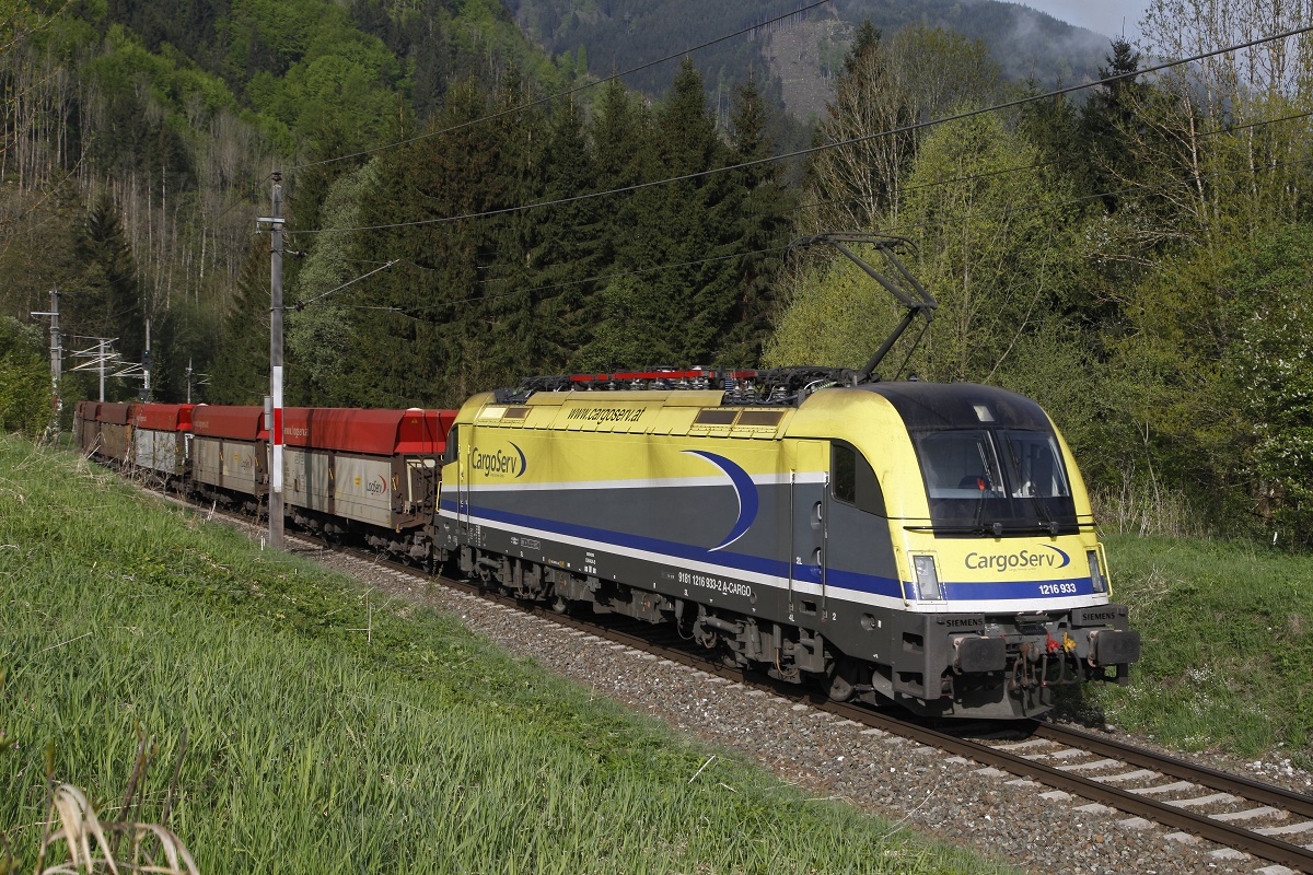 1216 933 ist am 5.05.2015 bei Zug 61012(Eisenerz - Linz Stahlwerke) als Nachschiebetriebfahrzeug eingeteilt und wurde von mir bei Frauenberg fotografiert. Wegen einer Streckesperre bei Kleinreifling wurde dieser Zug über die Pyrnbahn und durch das Gesäuse umgeleitet.