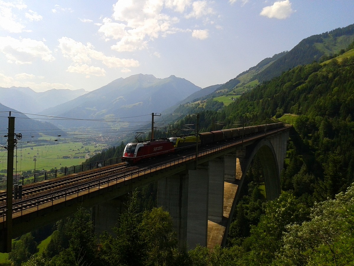 1216 940-7 der SLB und eine 1116 von CargoServ mit einem Güterzug auf der Pfaffenberg-Zwenberg-Brücke. Schublok war eine 1216 von CargoServ. (5.7.2015)