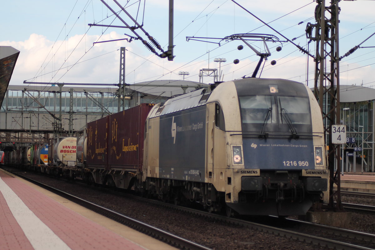 1216 950 am 07.09.2018 mit einem Containerzug in Kassel-Wilhelmshöhe.