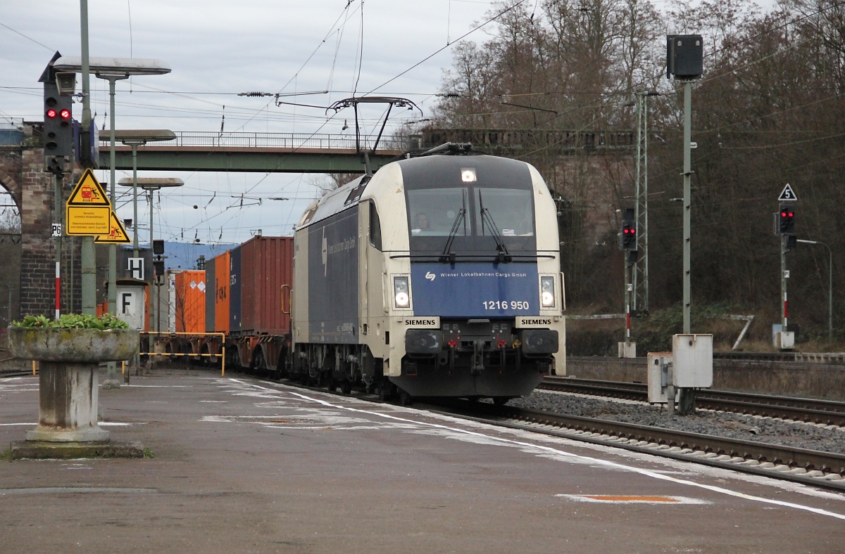 1216 950 mit Containerzug in Fahrtrichtung Norden. Aufgenommen am 28.12.2013 in Eichenberg.