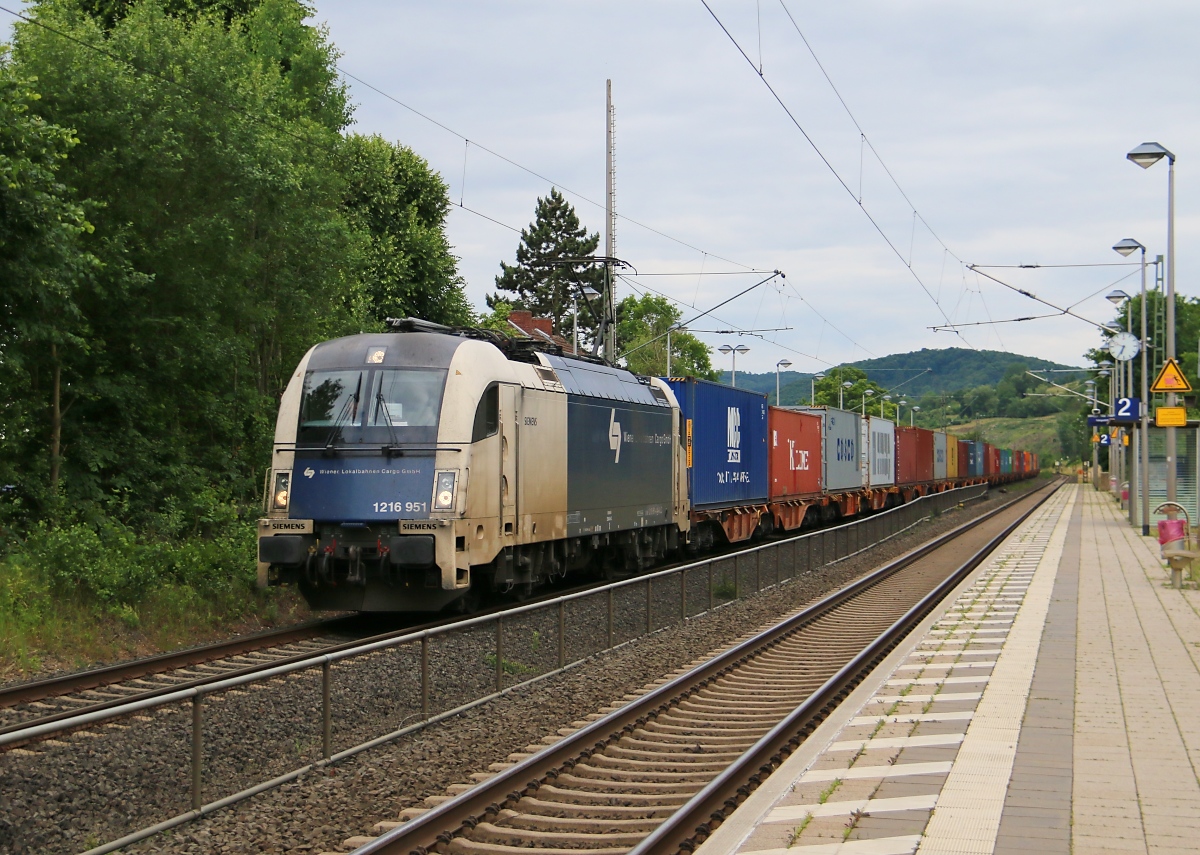 1216 951 mit Containerzug in Fahrtrichtung Norden. Aufgenommen in Wehretal-Reichensachsen am 20.06.2015.