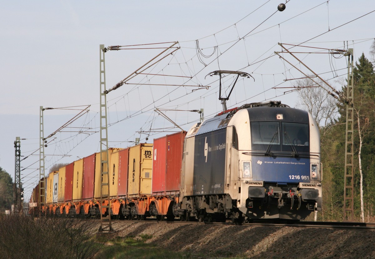 1216 951 mit DGS 43951 (ERS, Hamburg-Waltershof–Enns) am 12.04.2015 zwischen Unterl und Eschede