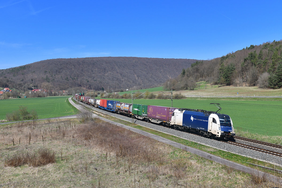 1216 951 mit einem KLV am 07.04.2018 bei Harrbach. 