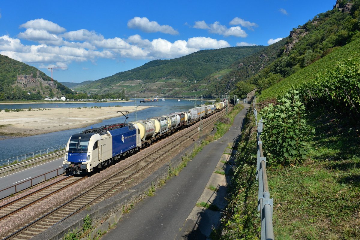 1216 951 mit einem KLV am 10.09.2015 bei Assmannshausen. 