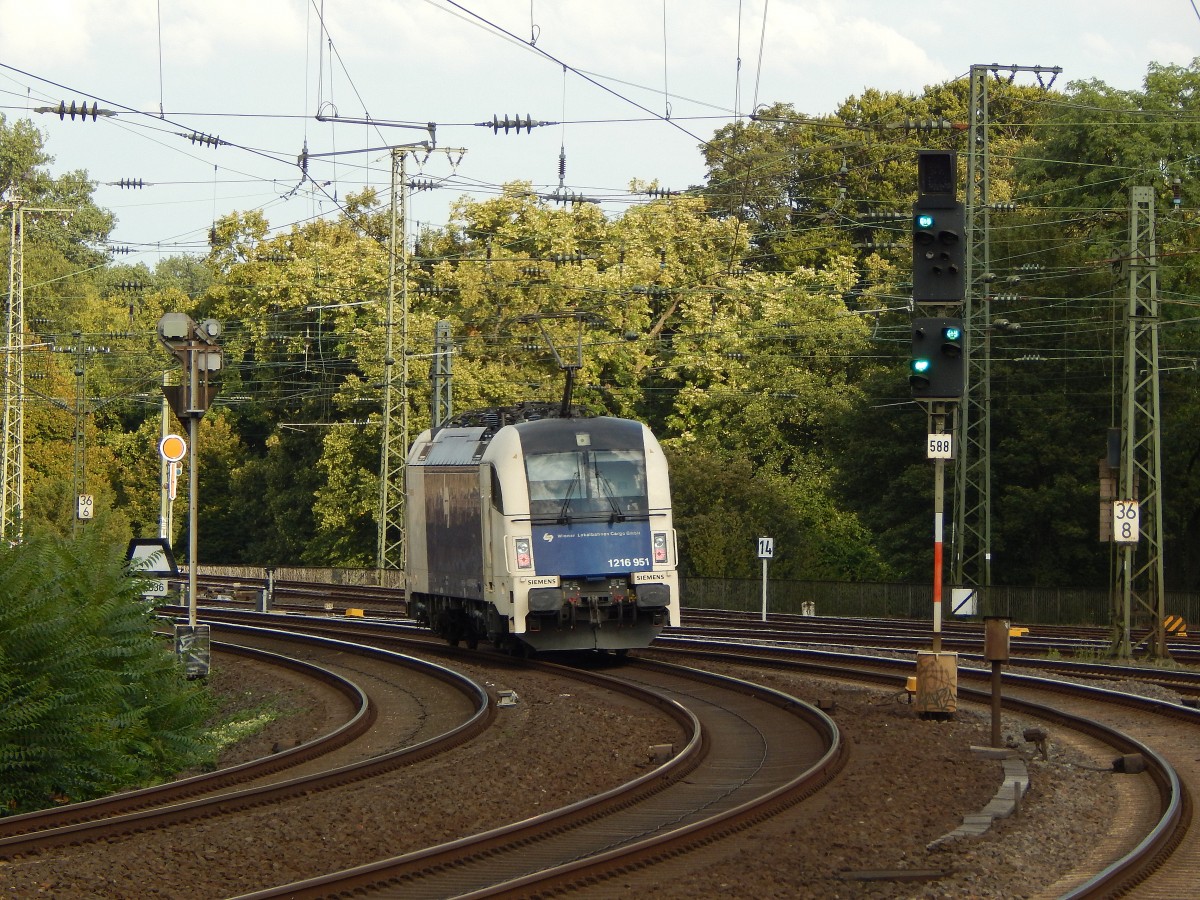 1216 951 der Wiener Local Bahn kam Lz durch Volksgarten gefahren kurz nachdem ein andere WLC Taurus Lz von Düsseldorf Hbf kam.

Düsseldorf Volksgarten 14.08.2015
