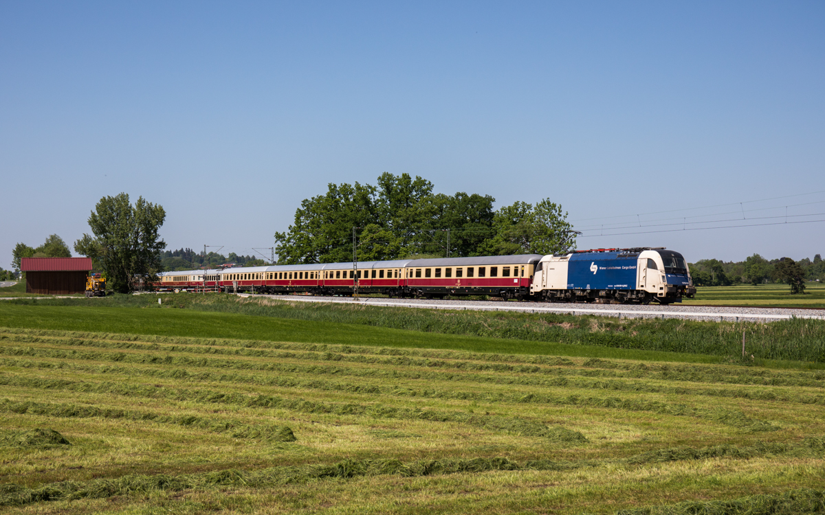 1216 951 der WLC fuhr am 6. Mai 2018 mit einem TEE von Berlin in Richtung Pörtschach am Wörthersee. Bei Weisham konnte ich ein Bild von dem Zug machen.