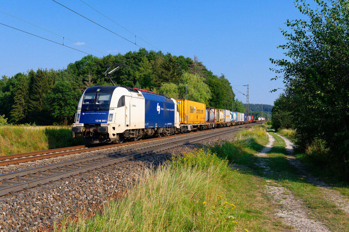 1216 951 WLC mit einem Containerzug bei Postbauer-Heng Richtung Nürnberg, 09.08.2020