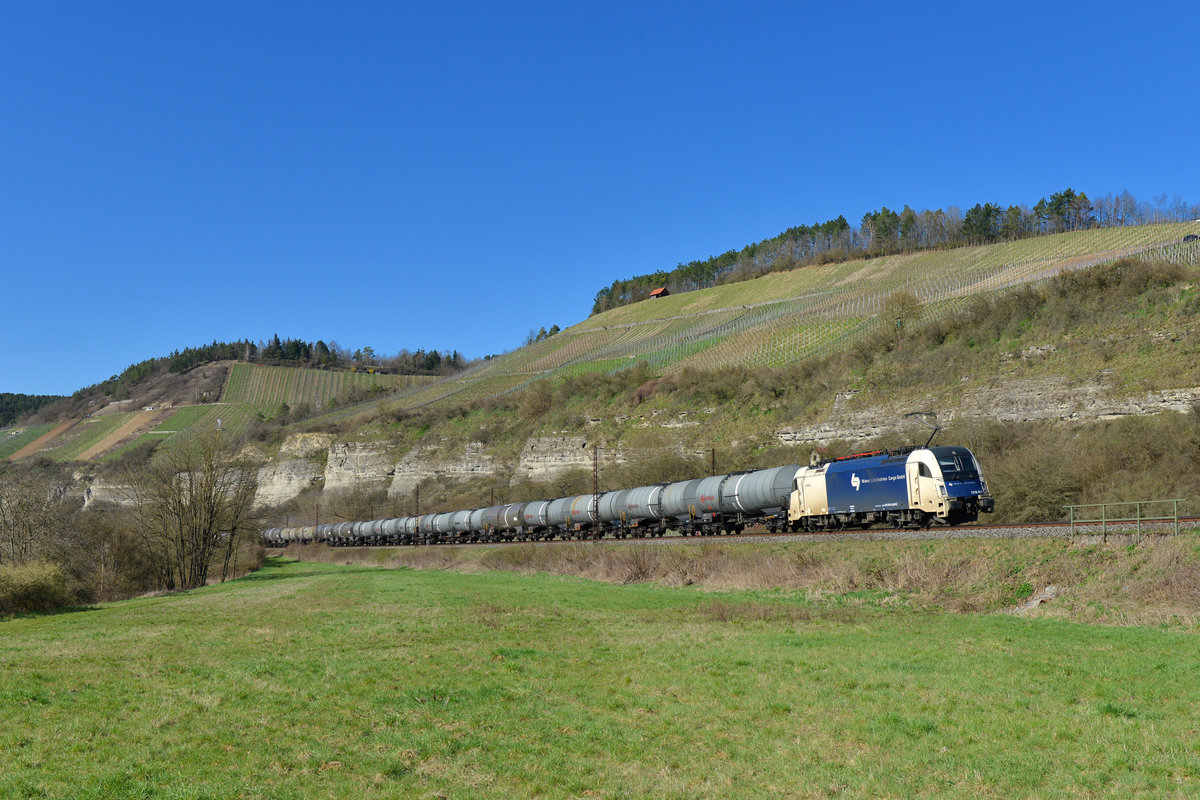 1216 952 mit einem Kesselzug am 06.04.2018 bei Himmelstadt. 