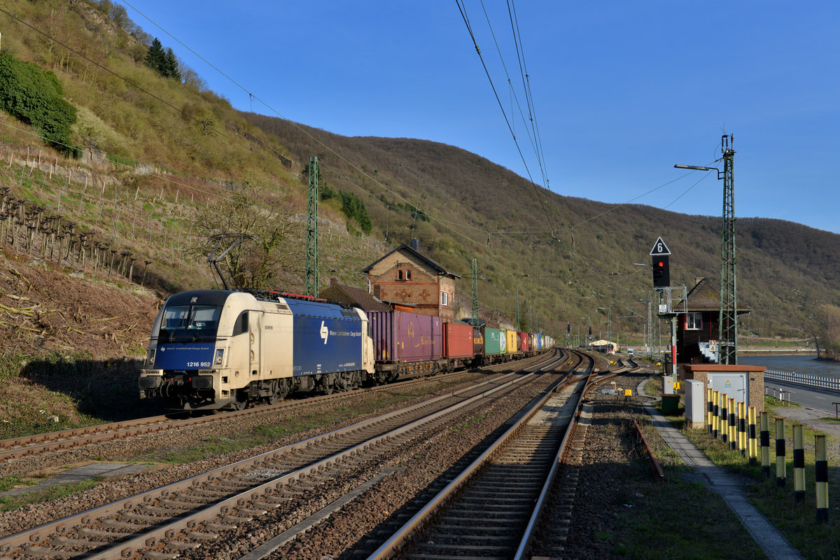 1216 952 mit einem KLV am 25.03.2017 bei Kaub. 