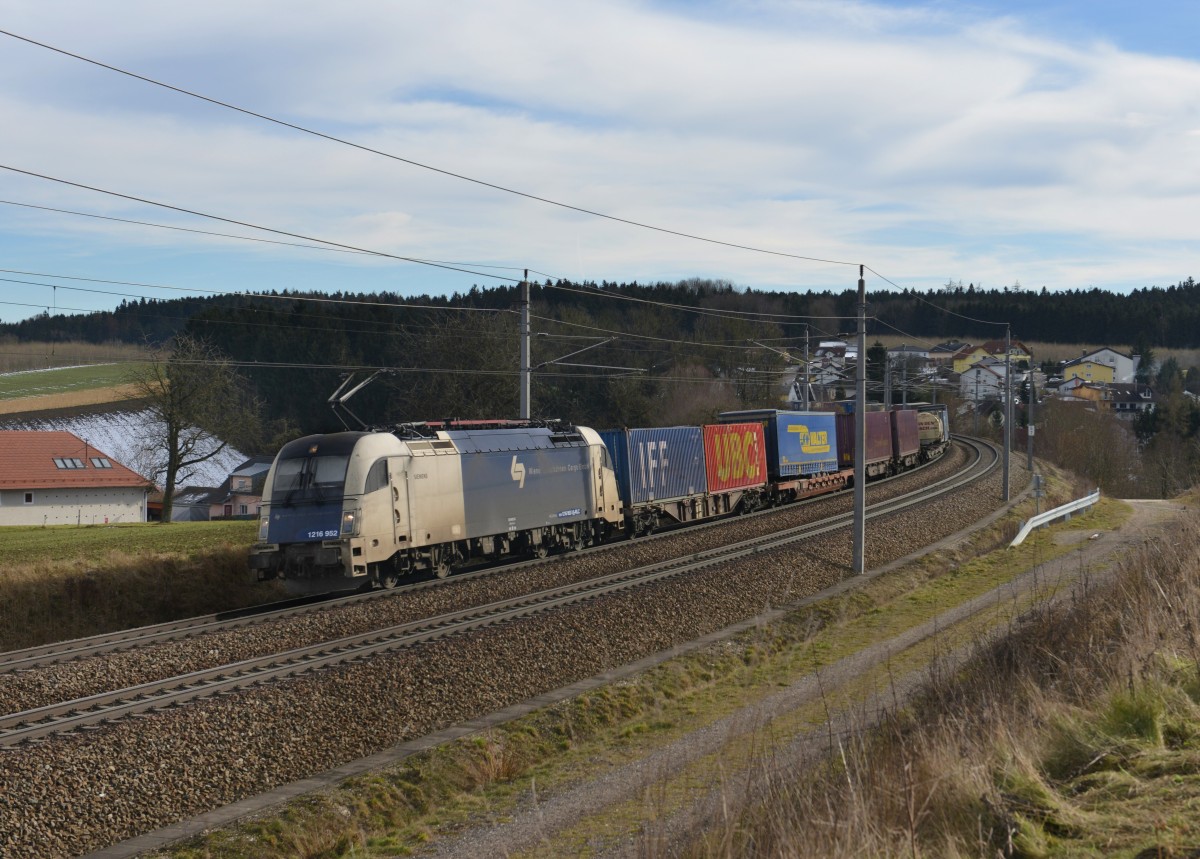 1216 952 mit einem KLV am 08.02.2014 bei Haiding.